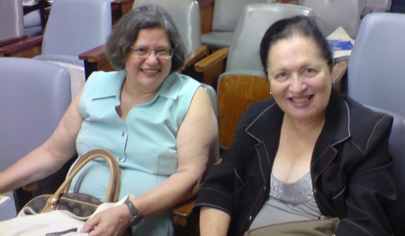 Profa. Vera Placco e Profa. Mere Abramowicz no auditório.